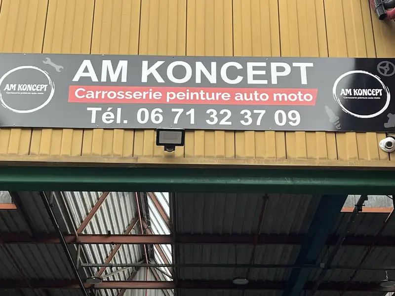 Enseigne de l'atelier AM Koncept, carrosserie peinture auto moto à Persan (95)