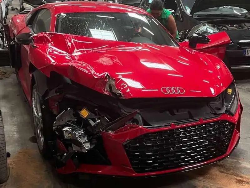 Audi R8 rouge accidentée avant réparation de carrosserie à Persan (95)