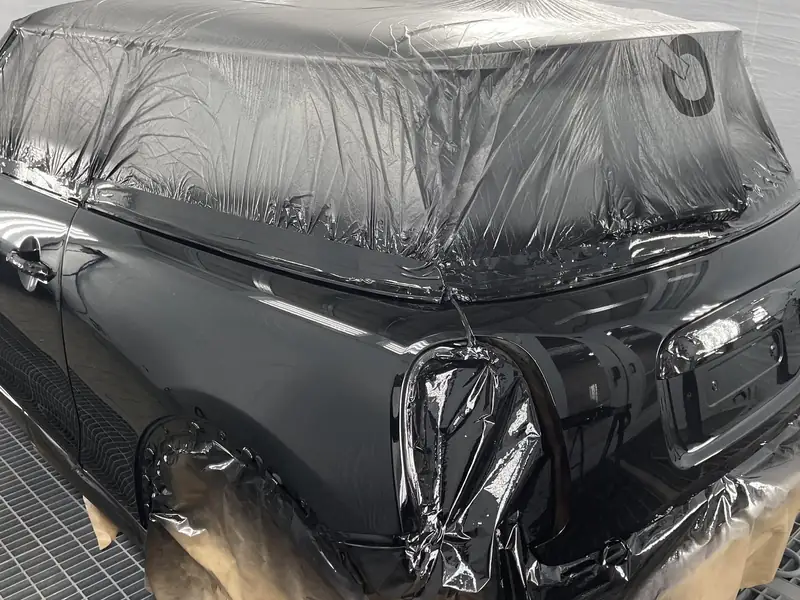 Mini noire vernie en cabine de peinture, peinture automobile à Persan (95)