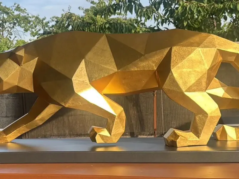 Panthère géométrique à la feuille d'or, peinture custom et décoration réalisée par AM Koncept