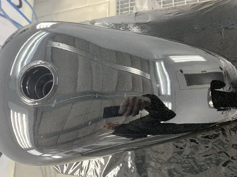 Réservoir de moto noir pailleté après vernis et lustrage, peinture moto à Persan (95)