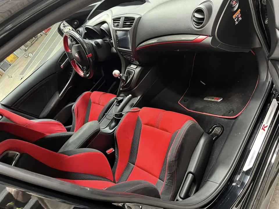 Habitacle d'une voiture après nettoyage intérieur