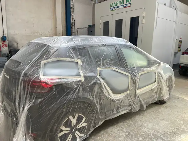 Véhicule masqué avant une reprise de peinture