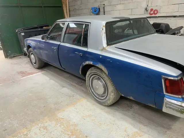 Berline ancienne en cours de restauration