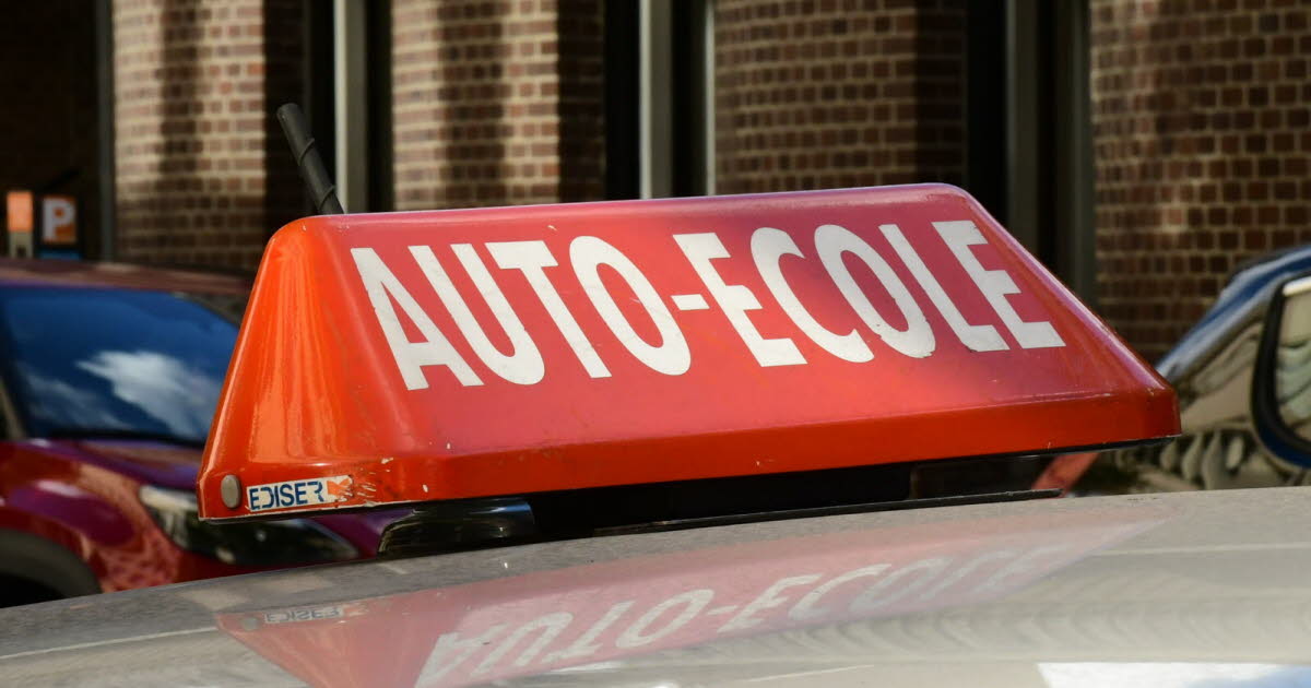 Doubles commandes auto-école installées côté passager d'un véhicule à l'atelier AM Koncept